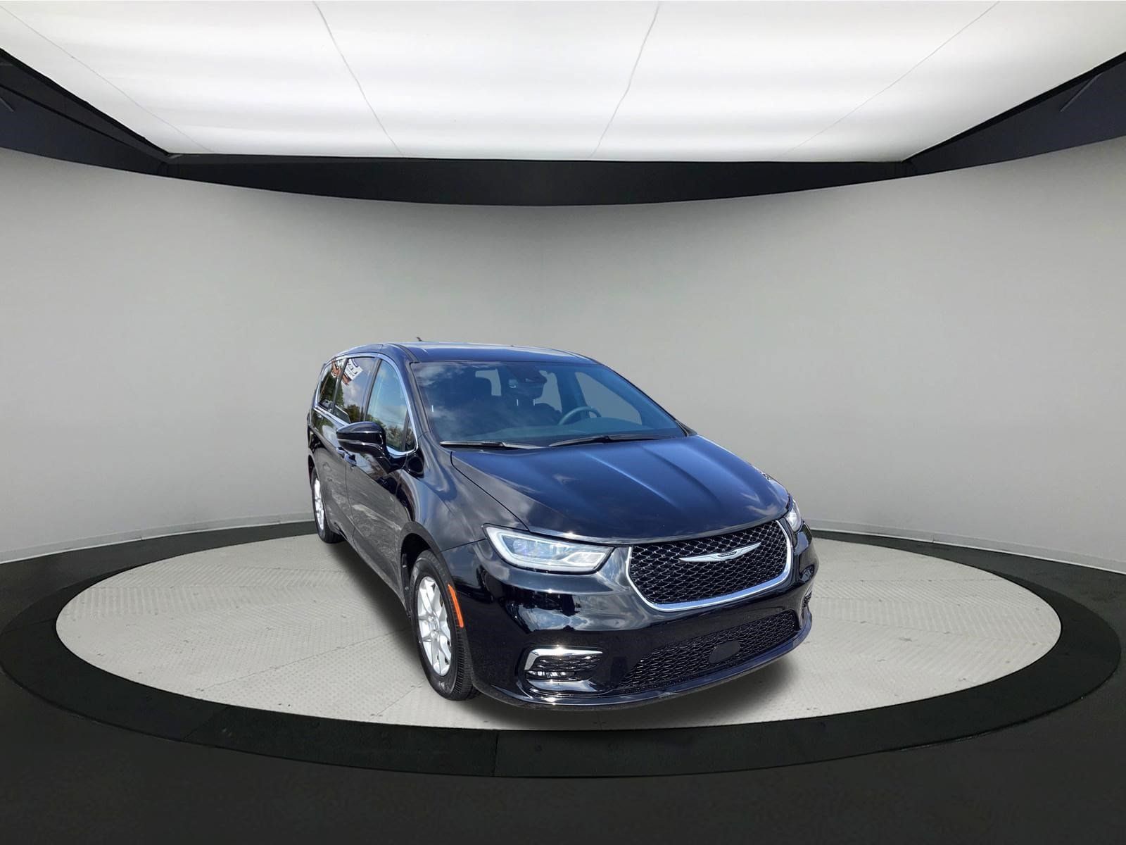 Used 2026 Chrysler Pacifica Select FWD image 2