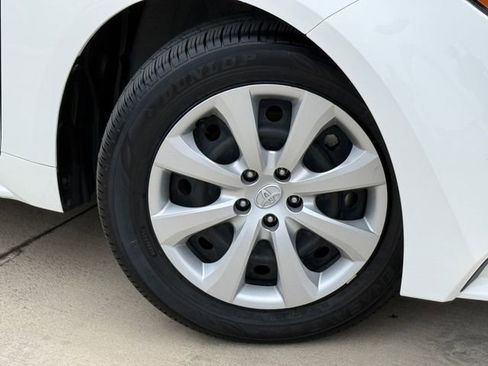 Used 2025 Toyota Corolla LE w/ Carpet Mat Package (TMS) FWD image 2