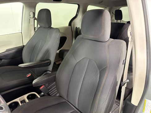 Used 2018 Chrysler Pacifica LX FWD image 13
