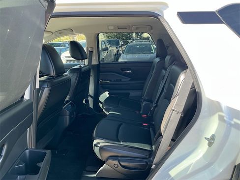 Used 2023 Nissan Pathfinder SL image 24