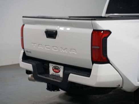 Certified 2025 Toyota Tacoma SR5 AWD/4WD image 9