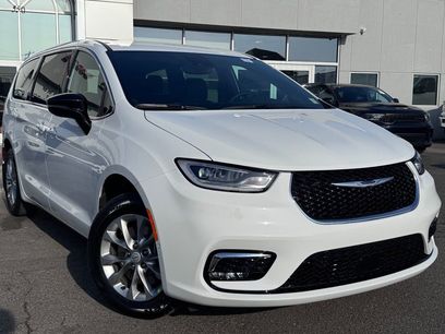 New 2026 Chrysler Pacifica Select