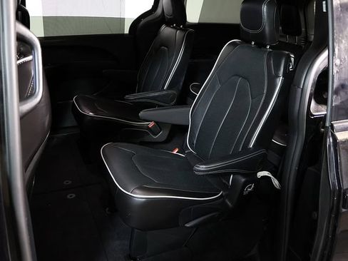 Used 2025 Chrysler Pacifica Limited FWD image 13