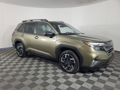 Used 2025 Subaru Forester Premium image 2