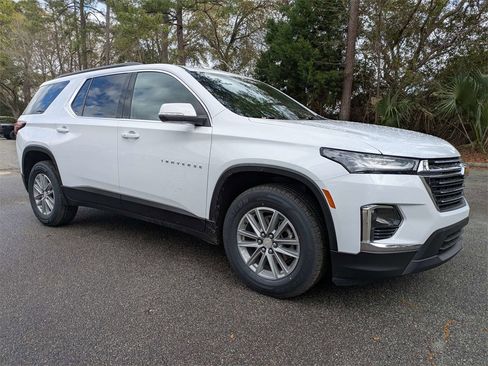 Used 2023 Chevrolet Traverse LT image 2