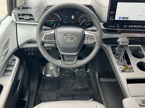 Used 2026 Toyota Sienna XLE image 15