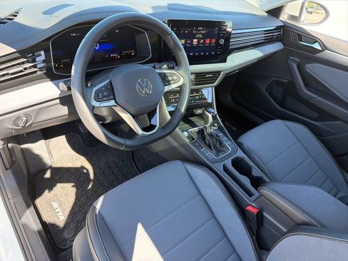 Used 2025 Volkswagen Jetta SE FWD image 8