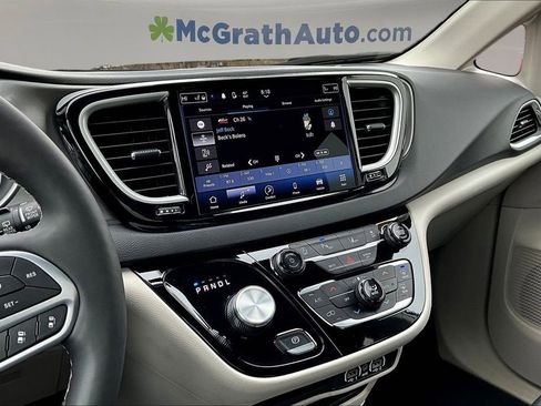 Used 2024 Chrysler Pacifica Touring-L FWD image 10