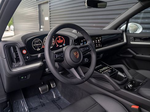 Used 2025 Porsche Cayenne S AWD/4WD image 4