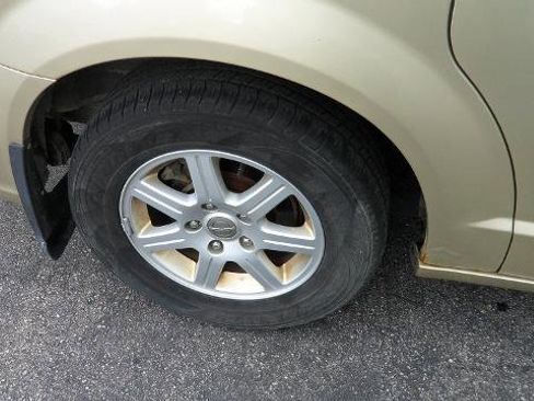 Used 2010 Chrysler Town & Country Limited w/ Entertainment Group #3 image 4