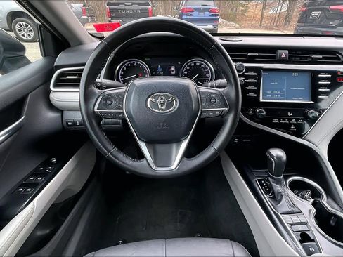 Used 2018 Toyota Camry XLE image 6