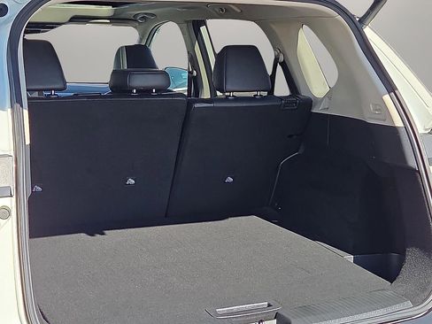 Used 2021 Nissan Rogue SV w/ Premium Package image 9