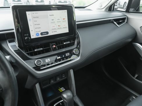 Used 2023 Toyota Corolla Cross XLE w/ Convenience Package FWD image 11