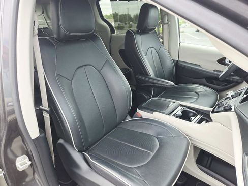 Used 2023 Chrysler Pacifica Limited FWD image 19