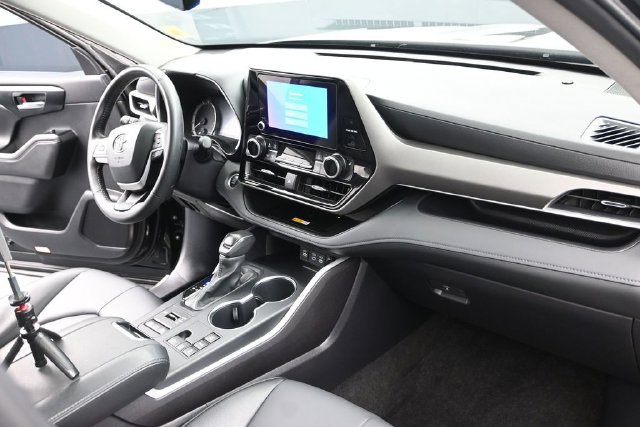 Used 2025 Toyota Highlander XLE AWD/4WD image 22