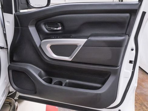 Used 2017 Nissan Titan SV image 25
