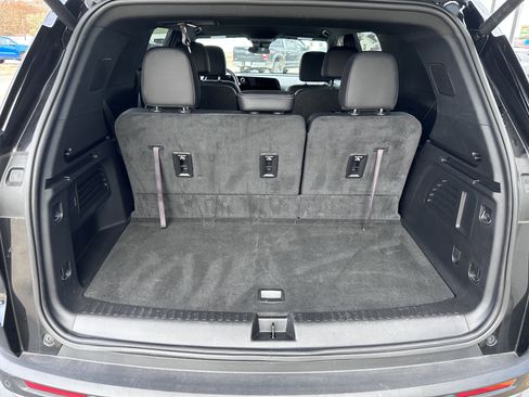 Used 2025 Chevrolet Traverse LT image 13