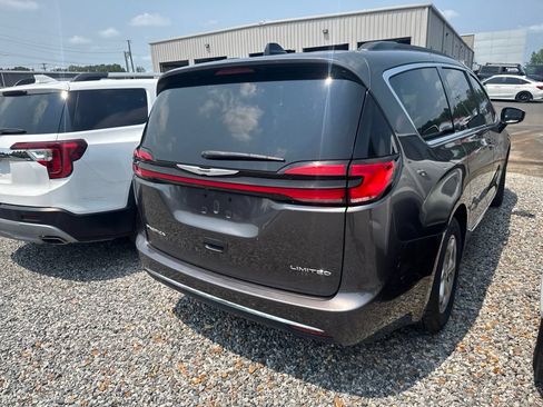 Used 2023 Chrysler Pacifica Limited FWD image 3
