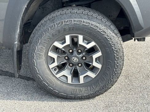 Used 2023 Toyota Tacoma TRD Off-Road w/ Technology Package AWD/4WD image 9