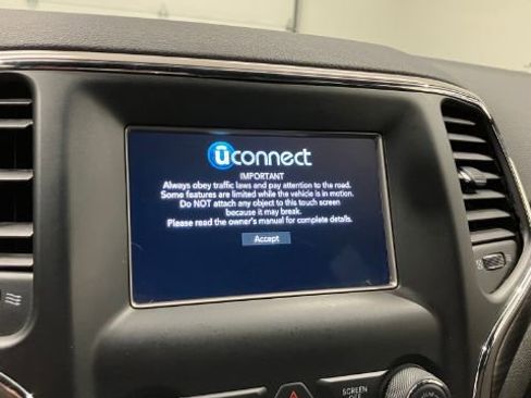 Used 2021 Jeep Grand Cherokee Laredo AWD/4WD image 42