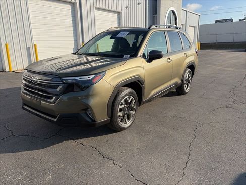 Used 2025 Subaru Forester Premium image 3