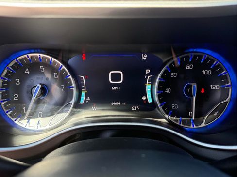 Used 2024 Chrysler Pacifica Touring-L FWD image 28