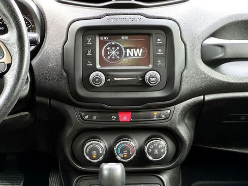 Used 2016 Jeep Renegade Latitude w/ Advanced Technology Group AWD/4WD image 29