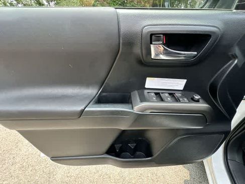 Used 2018 Toyota Tacoma TRD Off-Road AWD/4WD image 18