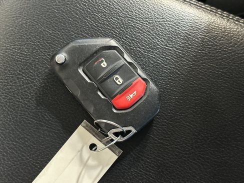 Used 2018 Jeep Wrangler Unlimited Sahara AWD/4WD image 28