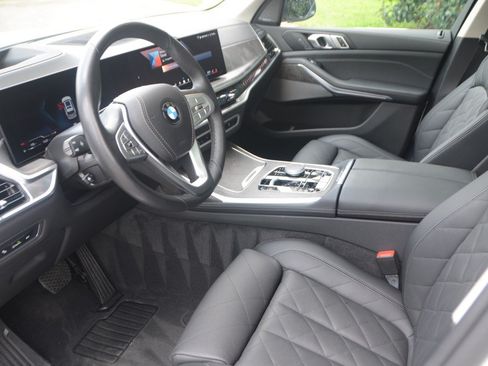 Used 2025 BMW X7 xDrive40i w/ Premium Package AWD/4WD image 2