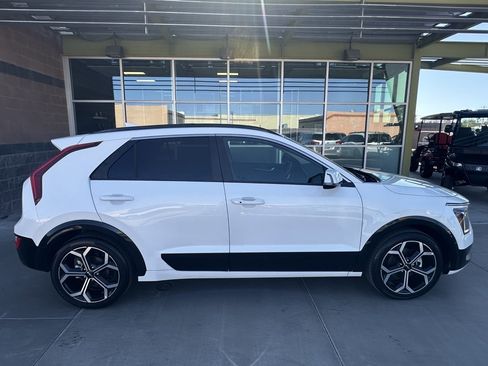 Used 2023 Kia Niro EX Touring image 7
