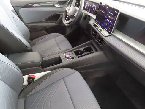 New 2025 Volkswagen Tiguan SE image 24