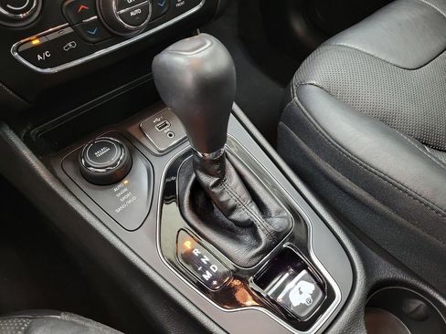 Used 2019 Jeep Cherokee Limited image 32