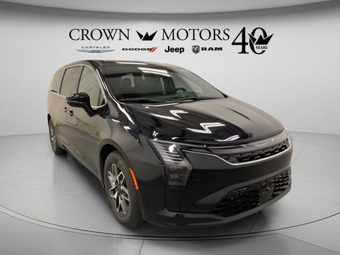 Used 2027 Chrysler Pacifica Limited FWD image 1