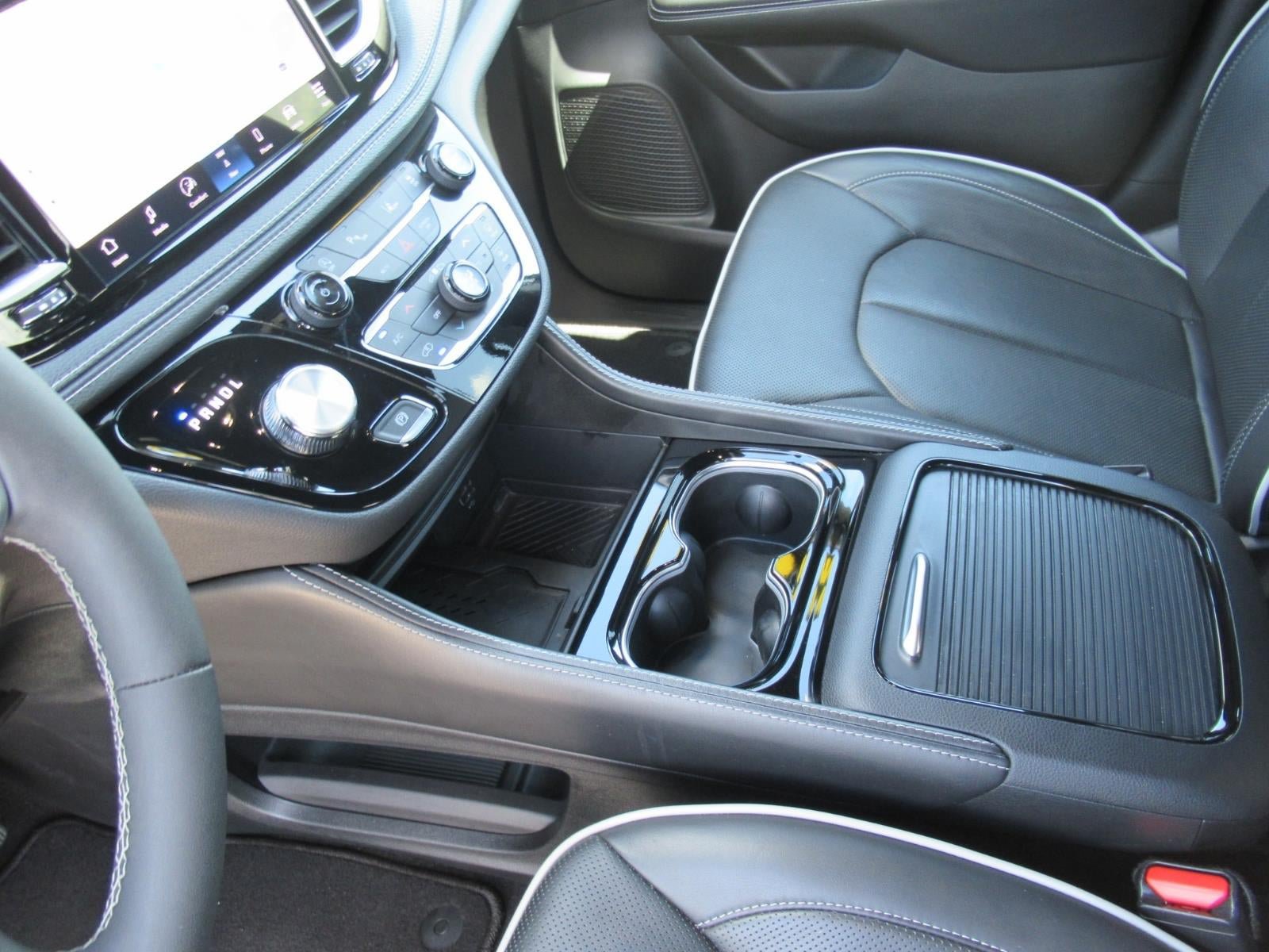 Used 2026 Chrysler Pacifica Limited FWD image 16