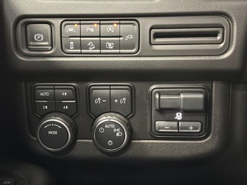 Used 2022 Chevrolet Tahoe Z71 w/ Luxury Package AWD/4WD image 34