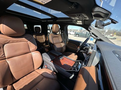 Used 2024 Lincoln Navigator Reserve image 10