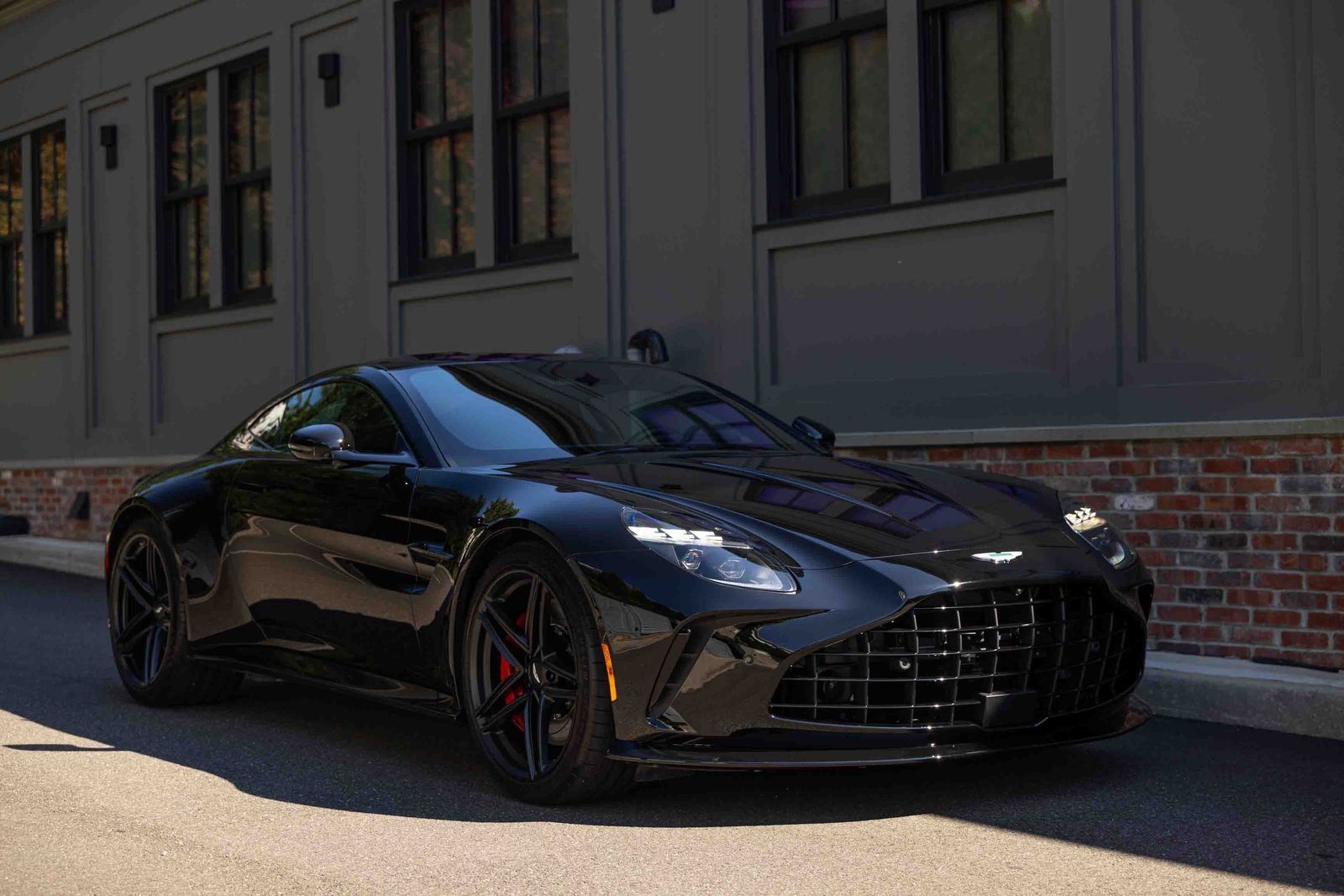 Used 2025 Aston Martin V8 Vantage Coupe RWD image 34