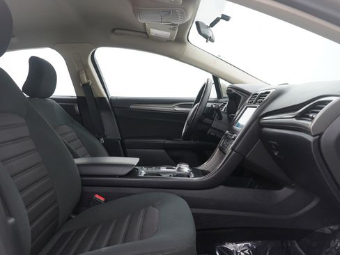 Used 2017 Ford Fusion SE w/ Fusion SE Technology Package image 11