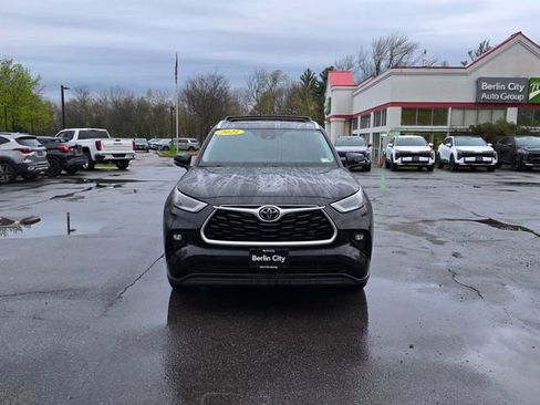 Used 2021 Toyota Highlander XLE AWD/4WD image 3