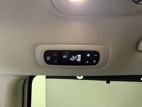 Used 2023 Chrysler Pacifica Touring-L FWD image 26