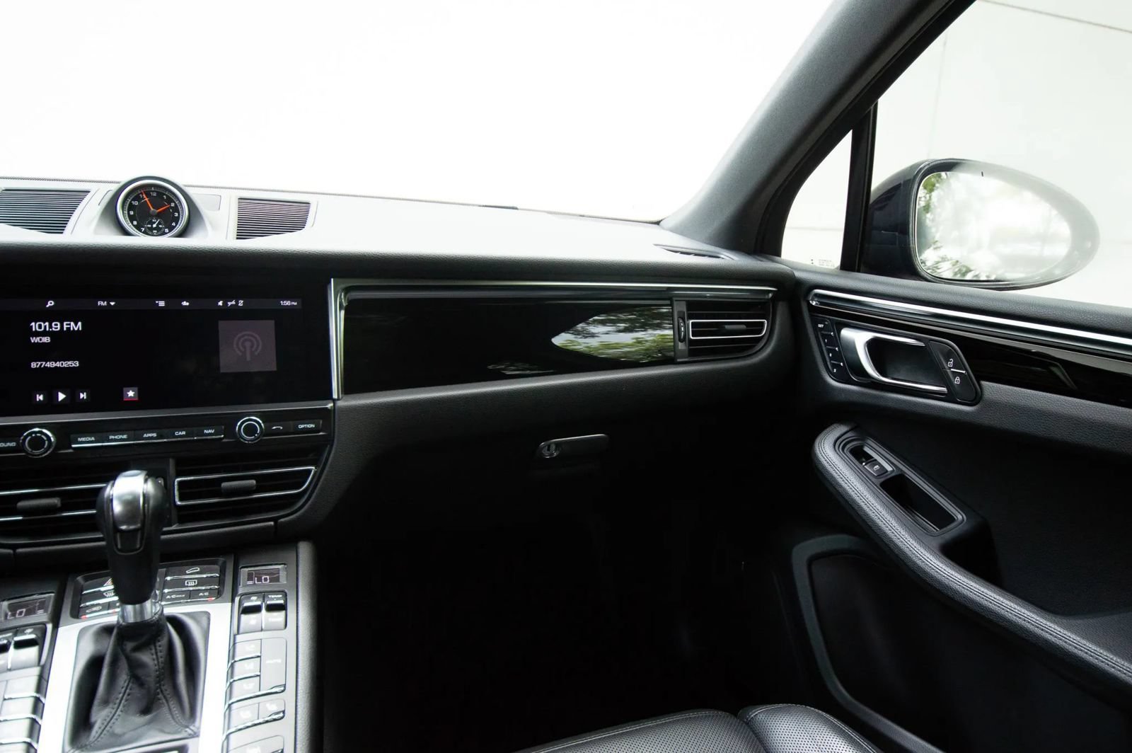 Used 2021 Porsche Macan w/ Premium Package Plus AWD/4WD image 43
