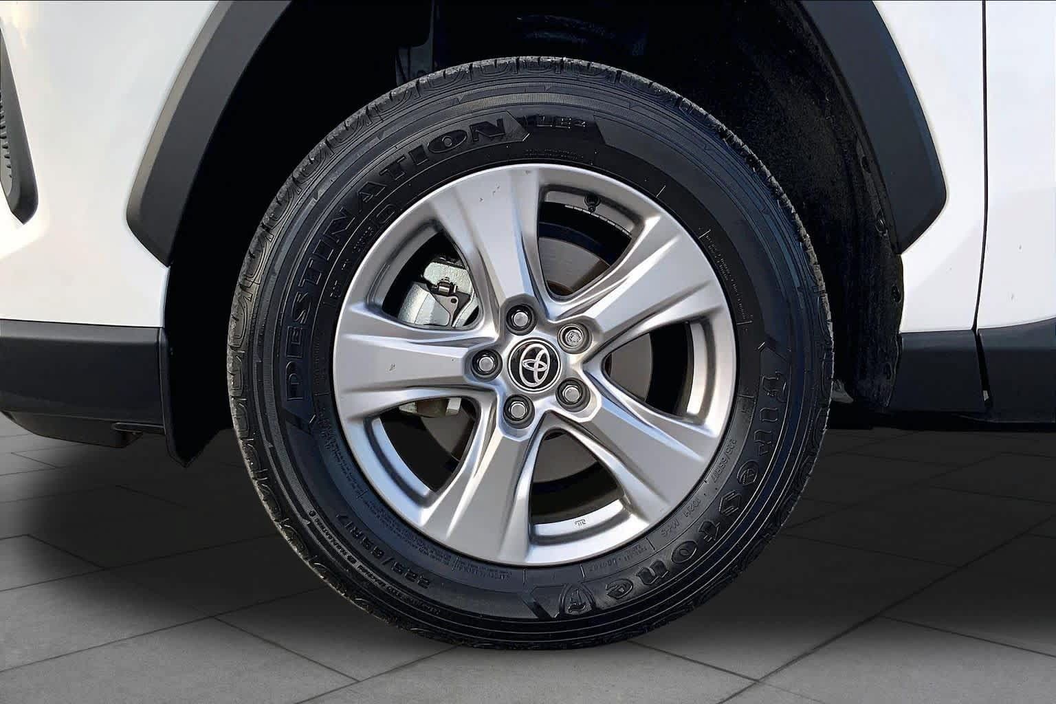 Used 2025 Toyota RAV4 LE AWD/4WD image 11
