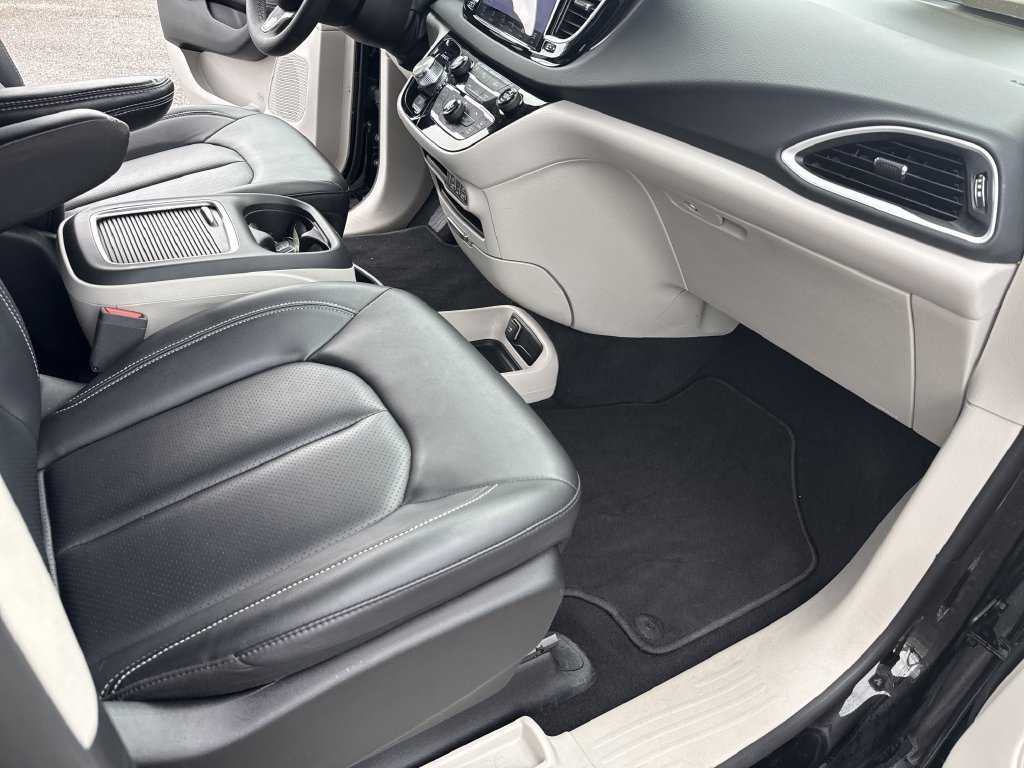 Used 2024 Chrysler Pacifica Touring-L FWD image 33