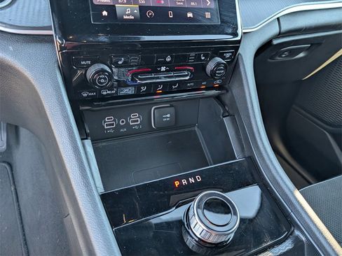 Used 2024 Jeep Grand Cherokee L Laredo image 13