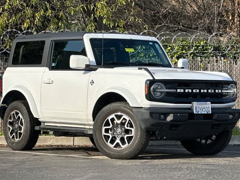 Used 2021 Ford Bronco Outer Banks image 2