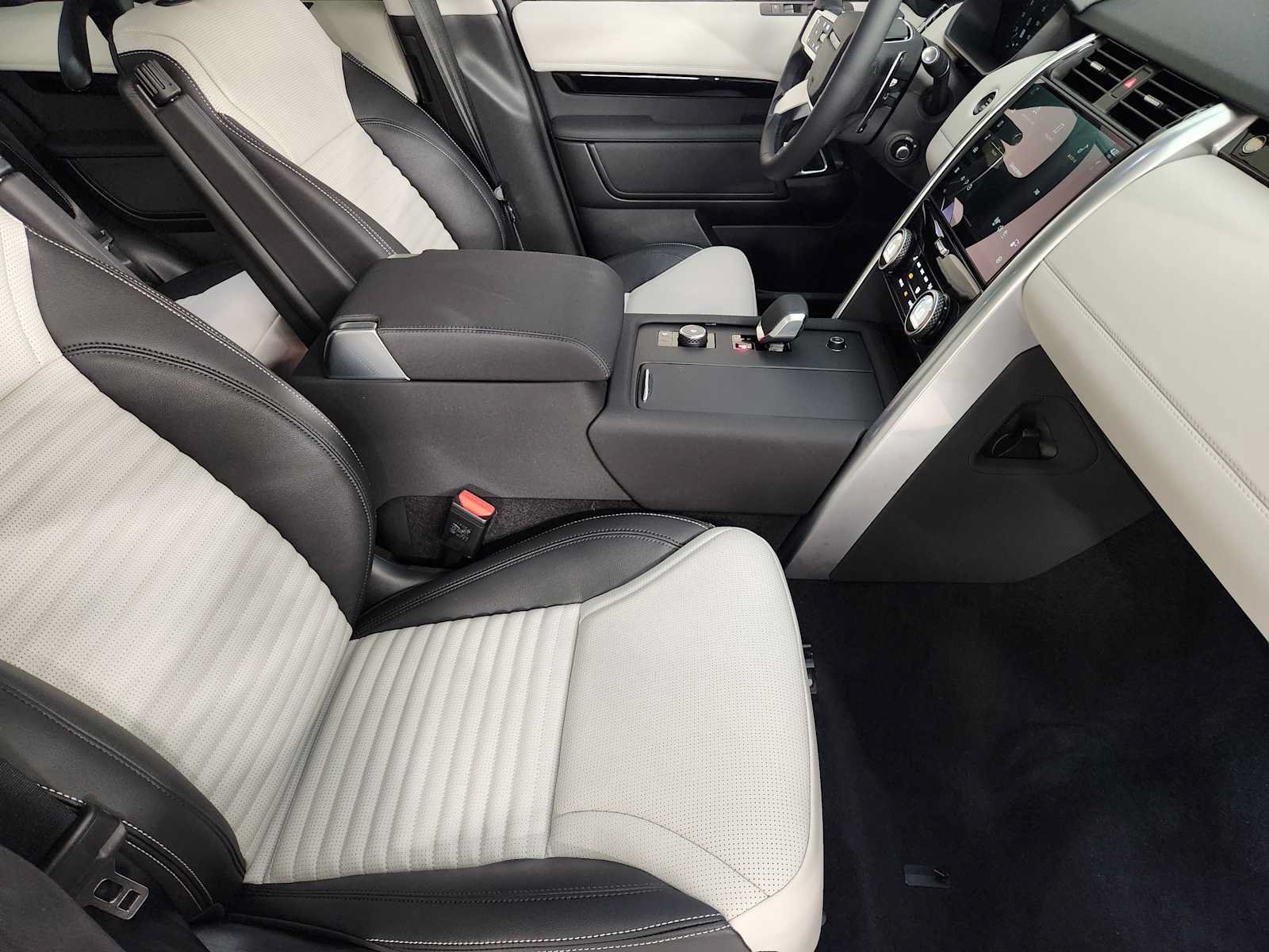 New 2026 Land Rover Discovery S AWD/4WD image 3