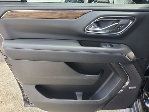 Used 2024 Chevrolet Suburban Premier image 9