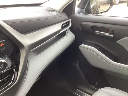 Certified 2023 Toyota Highlander XLE image 35