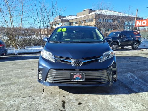 Used 2020 Toyota Sienna XLE image 2